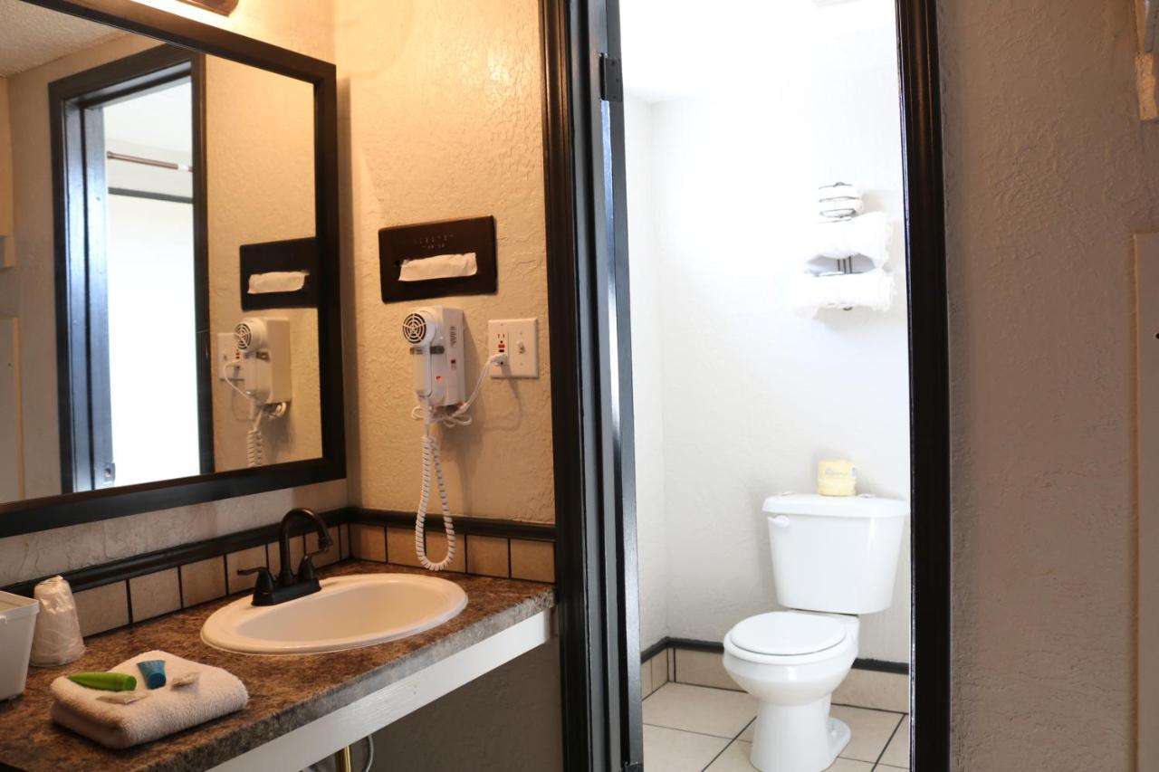 Friendship Inn Алтъс Екстериор снимка