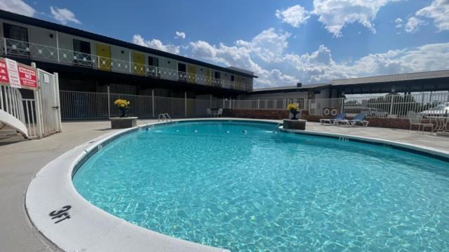 Friendship Inn Алтъс Екстериор снимка