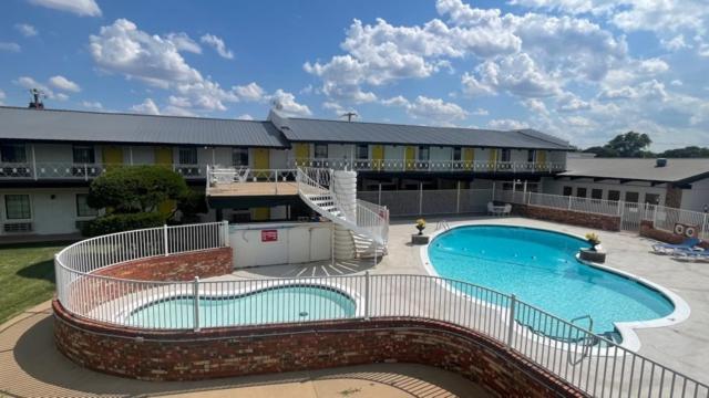 Friendship Inn Алтъс Екстериор снимка